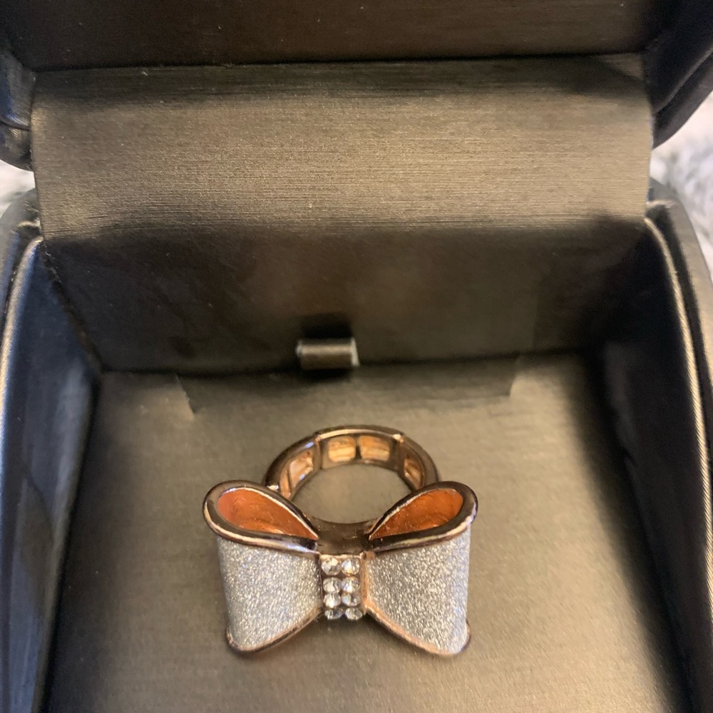 VINTAGE GUESS WHITE BOW RING. ONE SIZE FITS ALL! - Picture 2 of 6